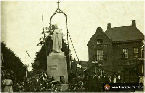 Bloemenhulde bij het Heilig Hartbeeld