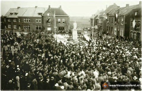 Processie bij het Heilig Hartbeeld op de Langpoort