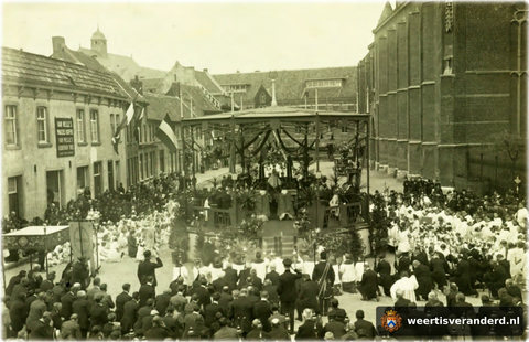 Eindpunt van de sacramentsprocessie op de Korenmarkt