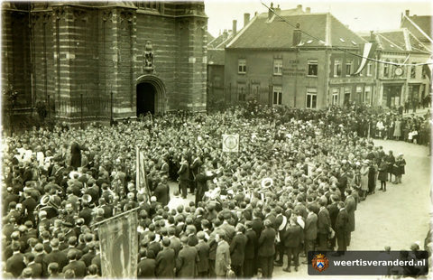 Sacramentsprocessie voor de Martinuskerk