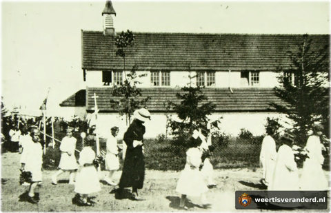 Processie rond de noodkerk in Altweerterheide