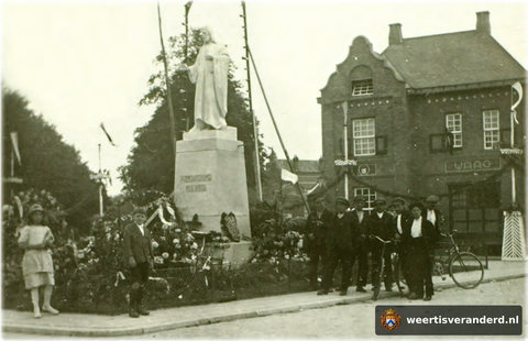Versierd Heilig Hartbeeld met de Stadswaag