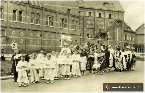 Kindheidsoptocht van pensionaat St. Louis