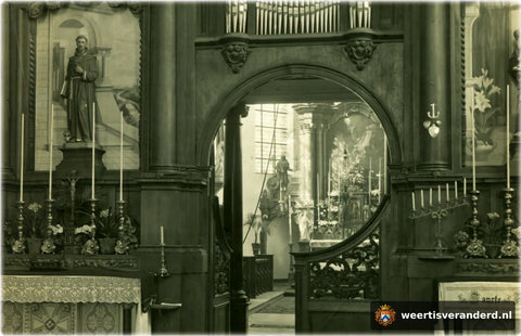 Franciscaans altaar en grafplaatsen in de Paterskerk