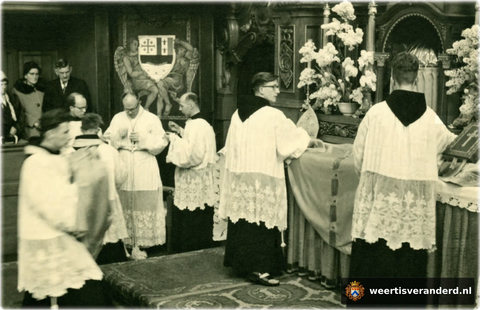 Nieuwe priesters met een bisschop in de Paterskerk