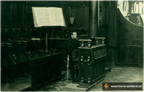 Broeder Polycarps Bögemann aan het harmonium