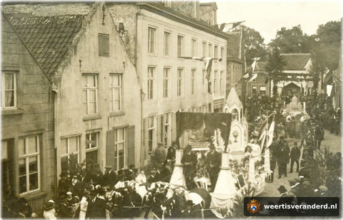 Eerste praalwagen met tarweveld, korenmolen en kerktoren
