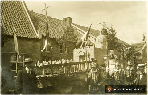 Praalwagen met negentien leliën en Zwitserse lijfwachten