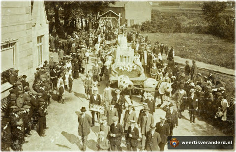 Begeleiders van de jubileumstoet