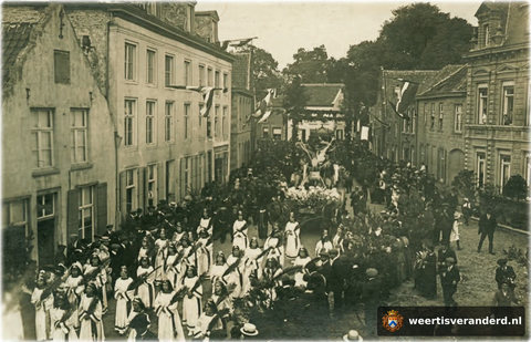 Maagdenkoor voor de praalwagen van de Martelaren