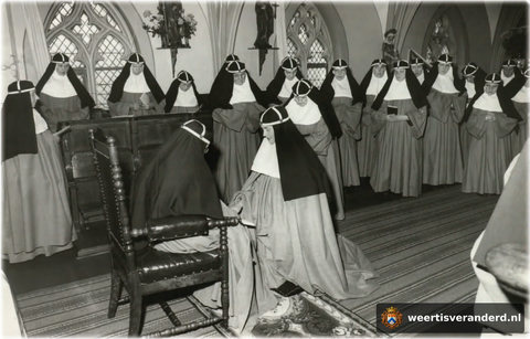 Abdis Juliana en priorin Catharina in de kapel