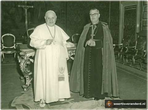 Bisschop Pierre Moors met paus Johannes XXIII