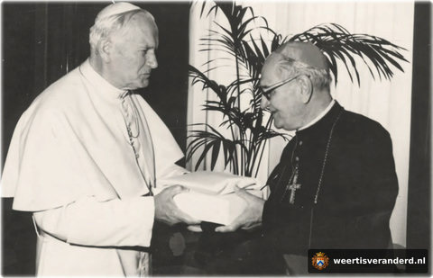 Bisschop Theo Moors met paus Johannes Paulus II