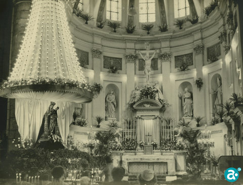 Historisch kerkinterieur met versierd altaar en Mariabeeld