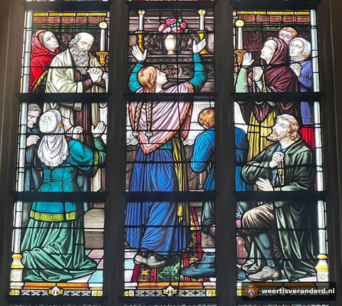 Glas-in-loodraam bij het Maria-altaar in de Sint-Martinuskerk met de genezing van Hendrina Maes
