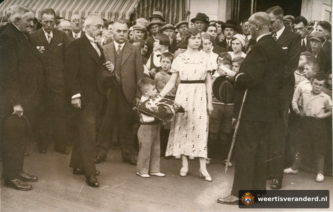 De vijfjarige Math Bos met het kussen bij de opening van de Wilhelminasingel in 1934
