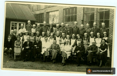 Directie en personeel van beschuitfabriek Jos Poell