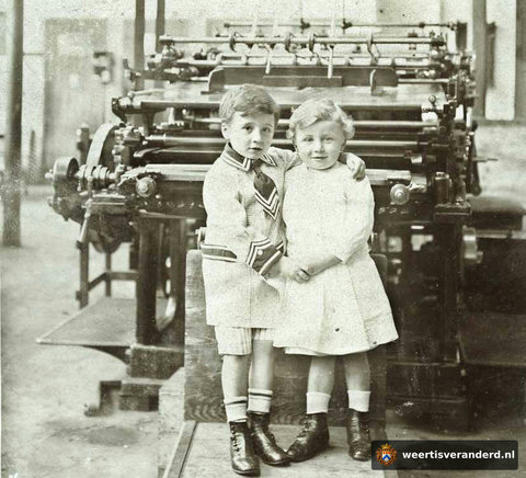 Henri en Paul Smeets bij een drukpers (circa 1911)