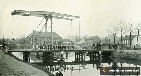 Het Bassin met Joosten-Mulder en houthandel Vilrokx (1910)