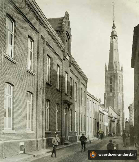Beekstraat met het Sint Jans Gasthuis (1899)