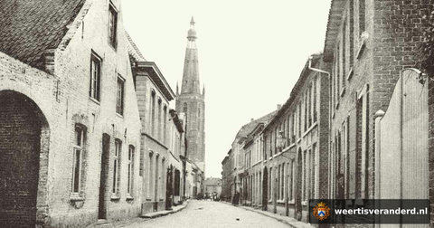 De Beekstraat met muurankers uit 1714 (1899)