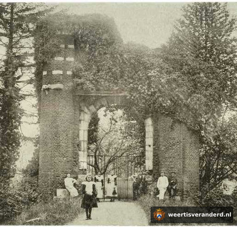 De kasteelpoort met toegangshek (1906)