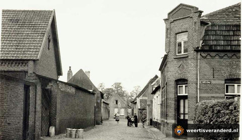 Van de Oelemarkt door de Carisstraat (1955)
