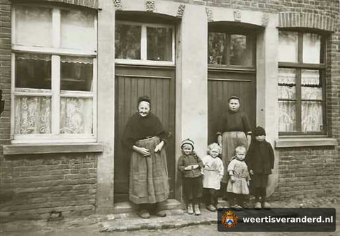 Familie Gijsen in de deuropening (1930)