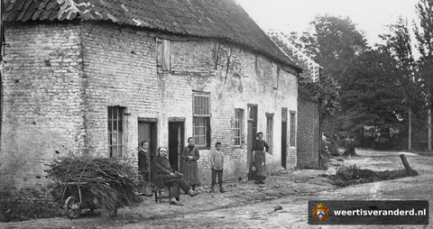 Boerderijen aan de Doolhof met De Prins van de Biest (datering onzeker: circa 1890 of 1955)