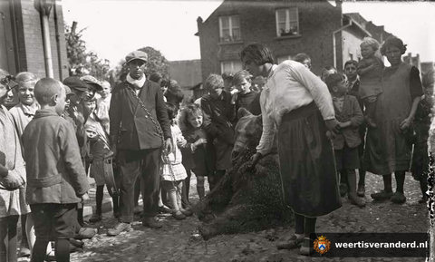 Straatoptreden met een beer (circa 1930)
