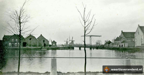 Magazijnen aan het Bassin met de Smeetsmolen (1899)