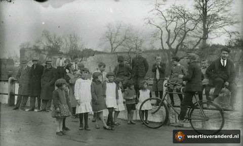 Buurtbewoners aan de kasteelsgracht (circa 1930)
