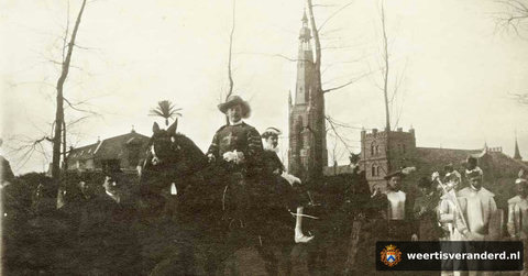 Carnavalsoptocht in de Kromstraat (1904)