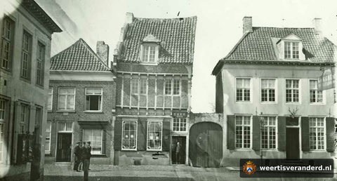 Café Dirix en apotheek Kneepkens aan de Langstraat (1890)