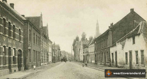 Maaspoort met brouwerij Het Wapen van Weert (1915)