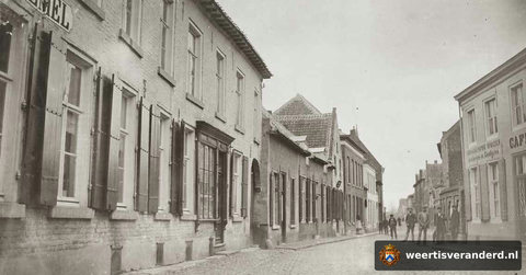 Hotel De Hemel op de hoek Markt en Maasstraat (1900)
