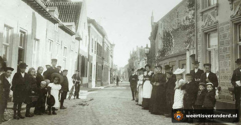 Buurtbewoners in de Maasstraat (circa 1900)
