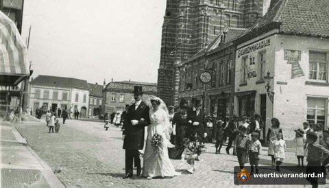 Bruidspaar Van Hoof-Lenaerts op de Markt (1913)