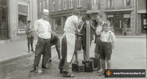 De stadspomp op de Markt (circa 1932)