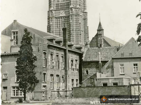 De achterkant van het voormalige stadhuis (jaar onbekend)