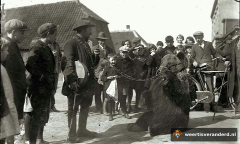 Een dansende beer in het Morregat (circa 1930)