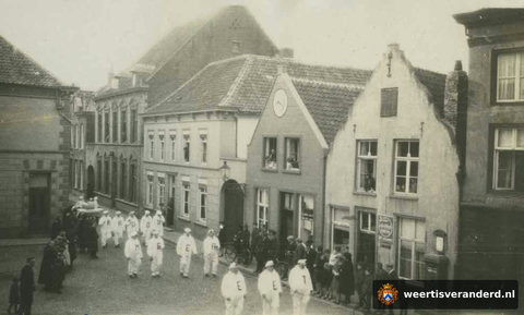 Carnavalsstoet van de Hoogstraat naar de Oelemarkt (1929)