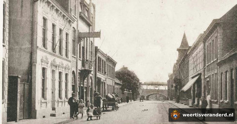 De Stationsstraat met het concertgebouw (1920)