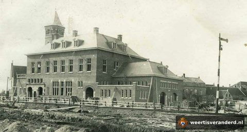 Het nieuwe station van Weert in aanbouw (1913)