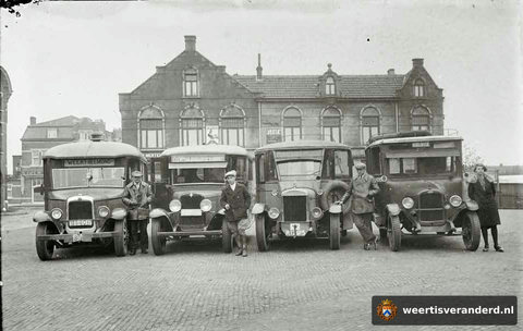 De buslijn Weert-Helmond bij hotel Mertens (circa 1930)