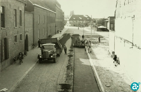 Van Berlostraat, aanleg- en bouwwerkzaamheden medio 1956
- GAW Beeldbank 169