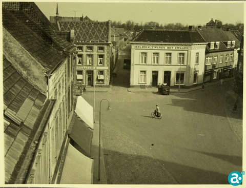 Het Zwaard op de hoek Markt Hoogstraat anno 1953 - GAW Beeldbank 975