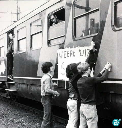 Actievoerders plakken affiche op trein 1970 -
 GAW Beeldbank L2091