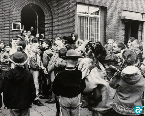Bibliotheek Emmasingel rond 1970 - GAW Beeldbank L145