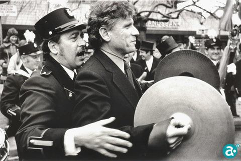 Ridder Gerard Reve tijdens de aubade op de Nieuwe Markt - GAW Beelddocumenten CGR.18